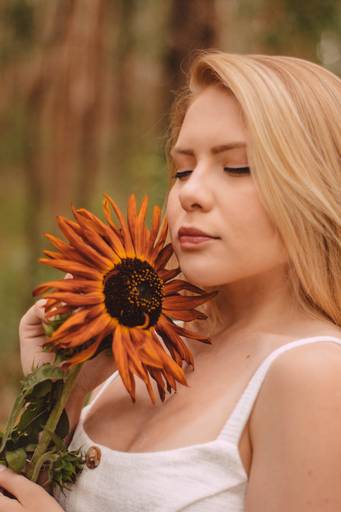 Ensaio feminino na natureza com girassol