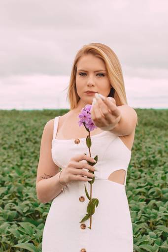Ensaio feminino nem uma plantação de soja