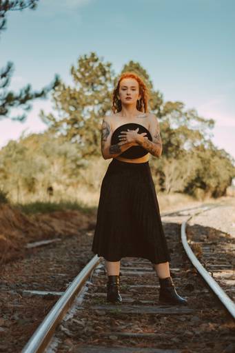 ensaio feminino em um trilho do trem