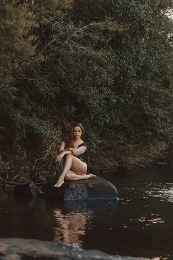 Ensaio feminino em uma cachoeira em Guarapuava