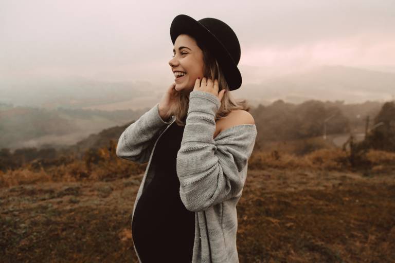 Ensaio gestante no nascer do sol