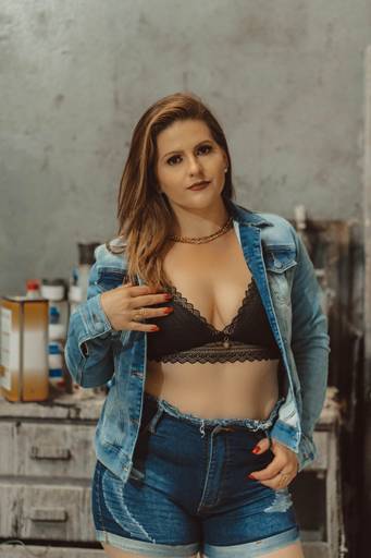 Ensaio feminino urbano guarapuava em um mecânica