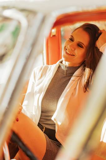 mulher com carro antigo
