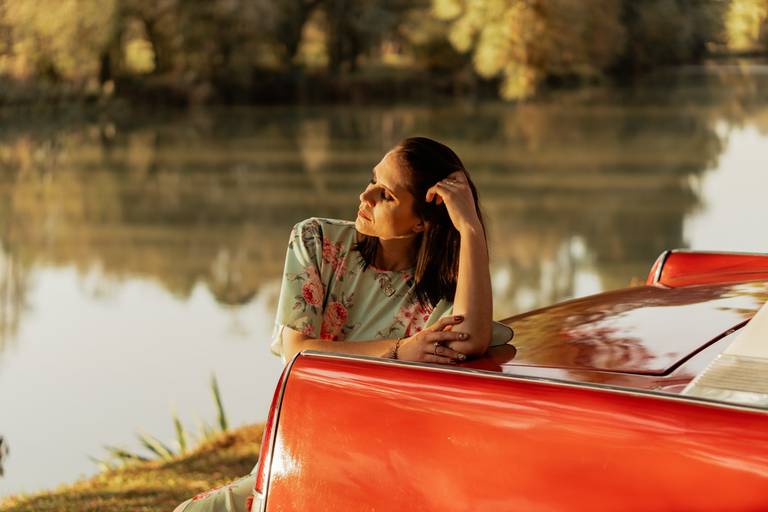 mulher com vestido e carro