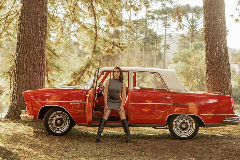 Ensaio feminino com carro antigo
