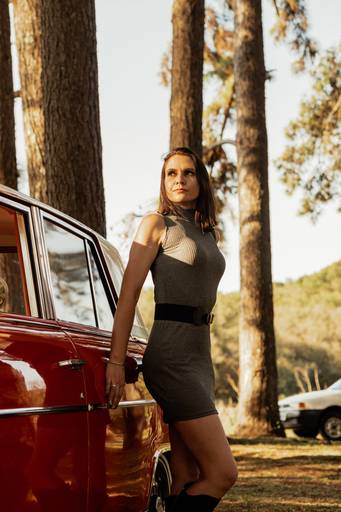 mulher com carro antigo