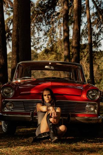 mulher com carro antigo