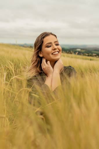 Ensaio feminino em palntação de trigo