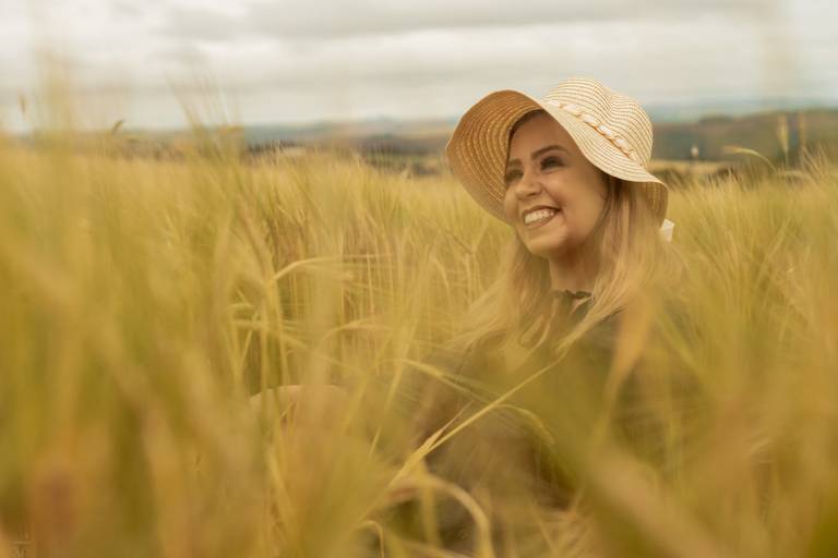 Ensaio feminino em palntação de trigo
