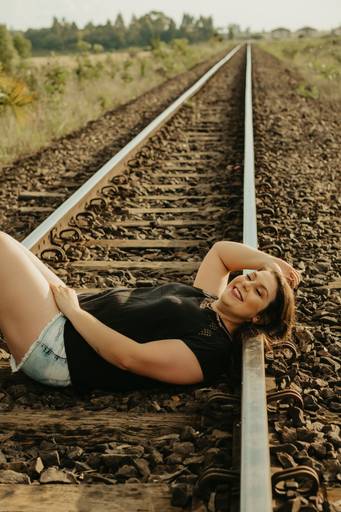 fotos feminina no trilho do trem