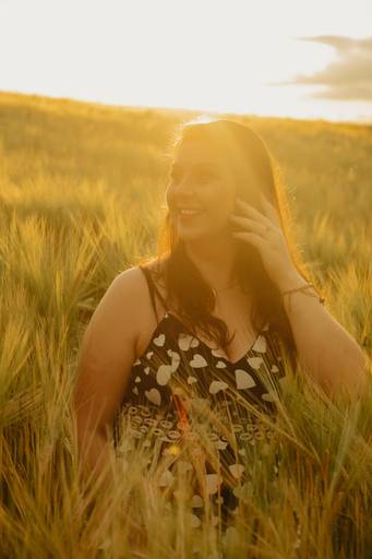 ensaio feminino em uma plantação de trigro com liberdade