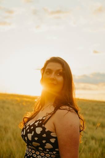 ensaio feminino em uma plantação de trigro com liberdade