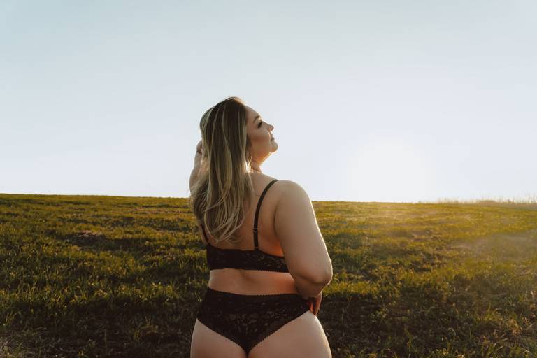 Ensaio feminino no pôr do sol