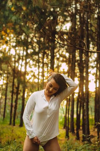 Ensaio sensual no meio da mata