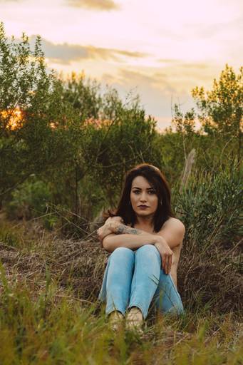 Ensaio sensual no meio da mata