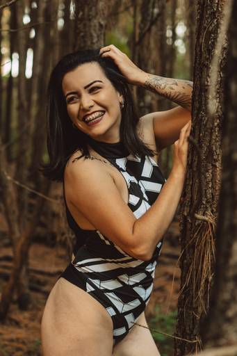 Ensaio sensual no meio da mata