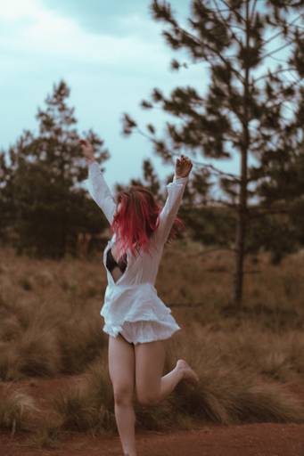 Ensaio feminino na natureza sensação de liberdade