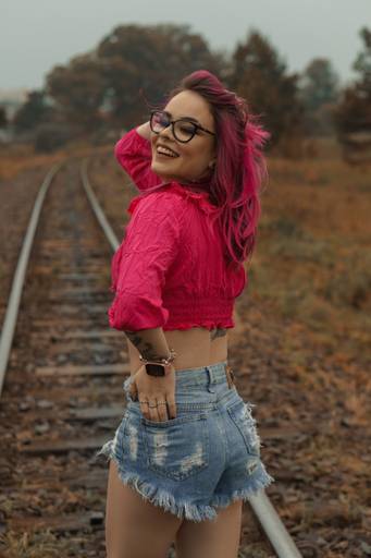 Ensaio feminino em trilho do trem