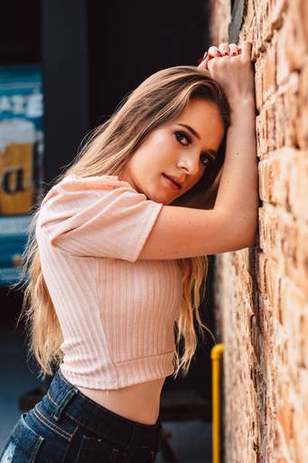 Ensaio urbano feminino feito em bar