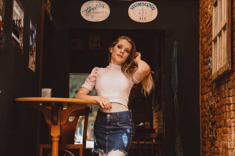 Ensaio urbano feminino feito em bar