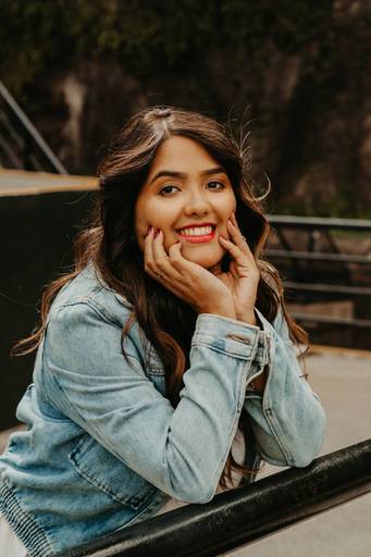 Ensaio femEnsaio urbano em pedreirainino na rua