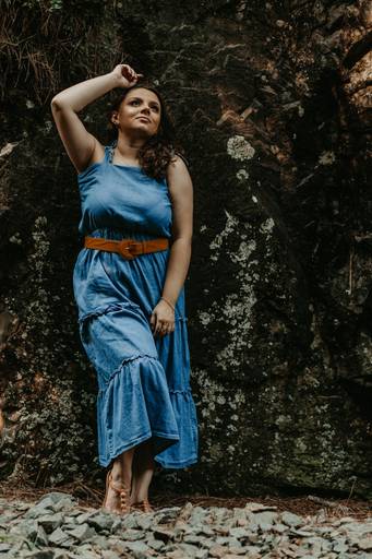 Ensaio feminino no trilho do trem