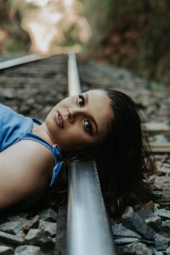 Ensaio feminino no trilho do trem