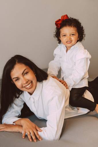 Mãe e filha em casa