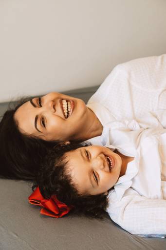 Mãe e filha na cama