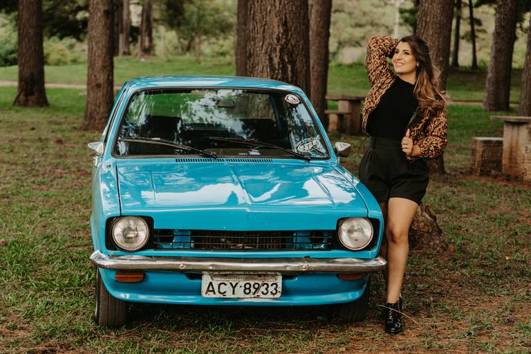 ensaio feminino com carro antigo