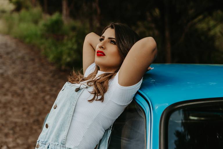 ensaio feminino com carro antigo