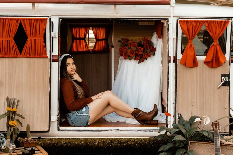 Ensaio feminino em kombi