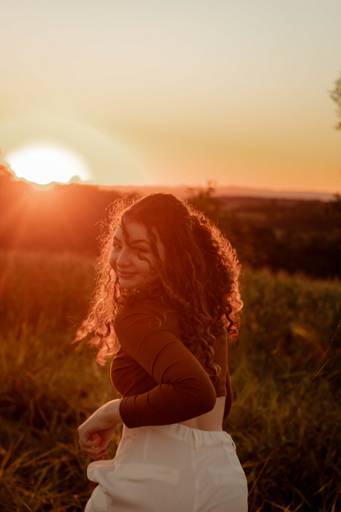 ensaio de mulher no pôr do sol