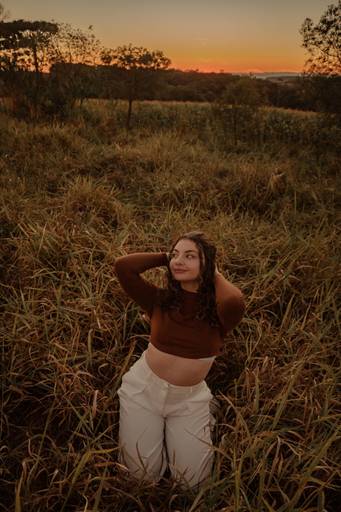 ensaio feminino em terreno baldio