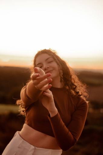 ensaio feminino em terreno baldio