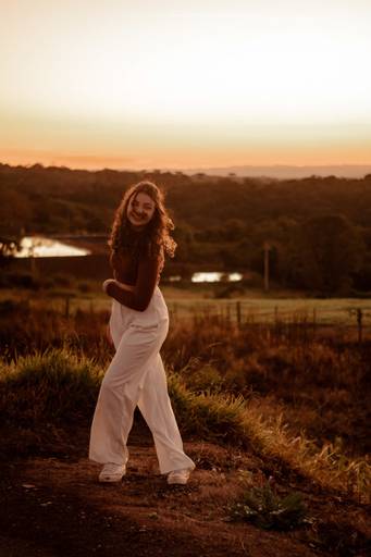 ensaio feminino em terreno baldio