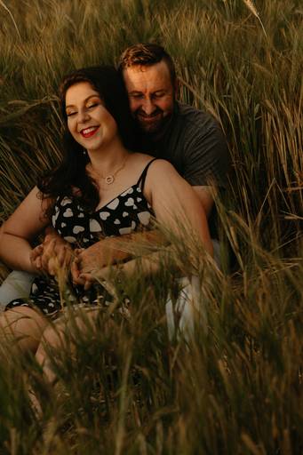 Fotos de casal romântico em plantação de trigo