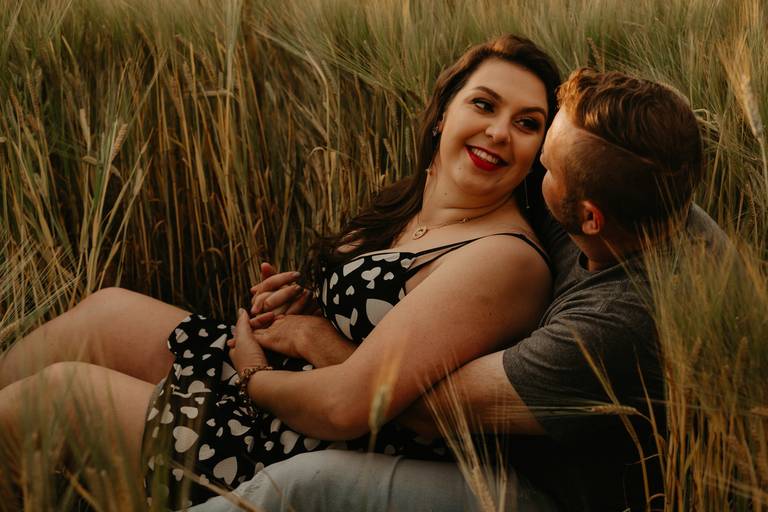 Fotos de casal romântico em plantação de trigo