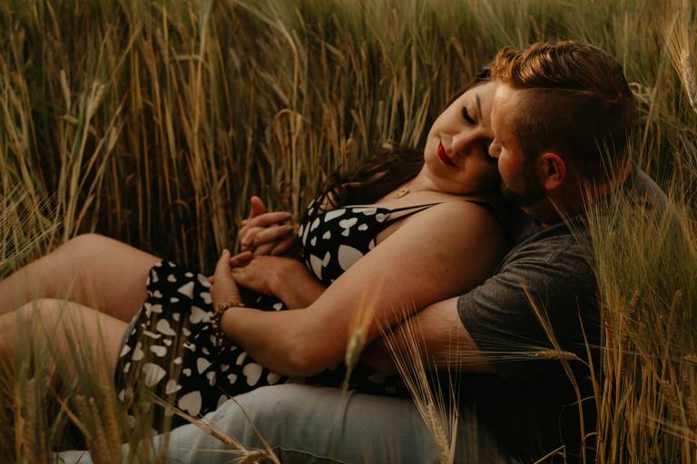 Fotos de casal romântico em plantação de trigo