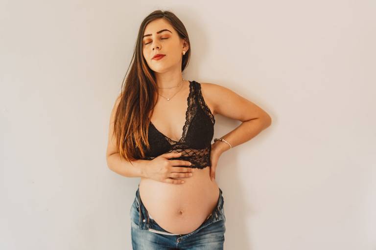 Ensaio Gestante em fundo branco