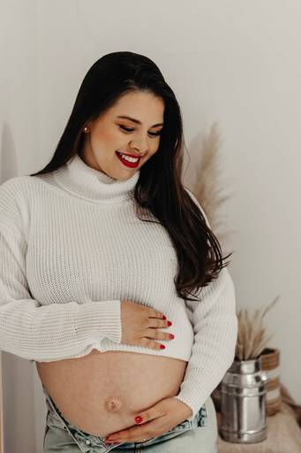 Gestante de blusa de lã