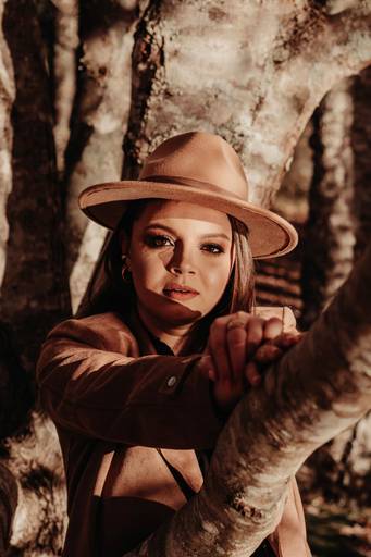 Ensaio feito com folhas caindo