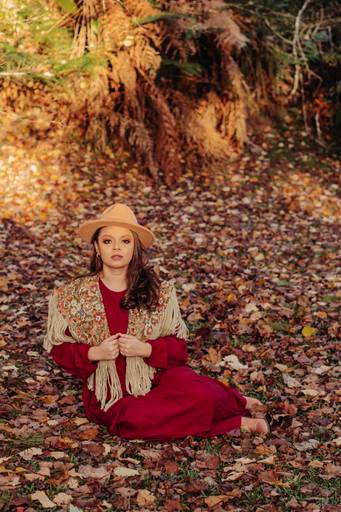 Ensaio com vestido vermelho no outono