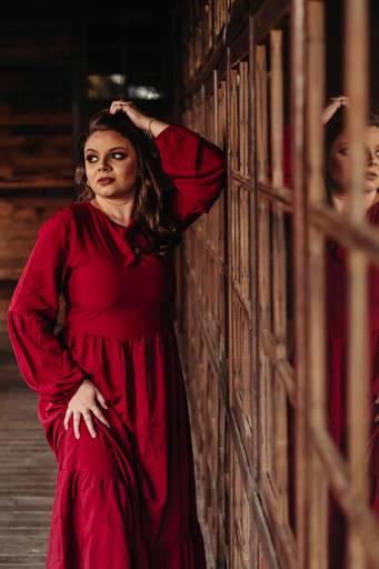 Ensaio com vestido vermelho no outono