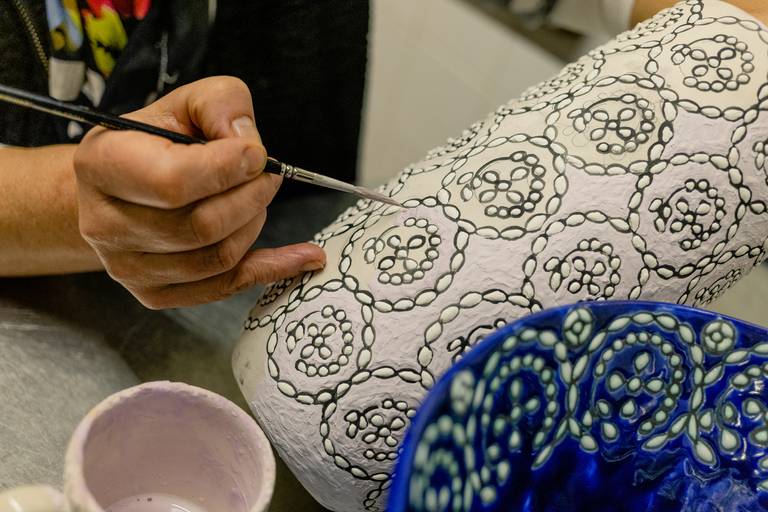 pormenor de pintura à mão da ceramica 