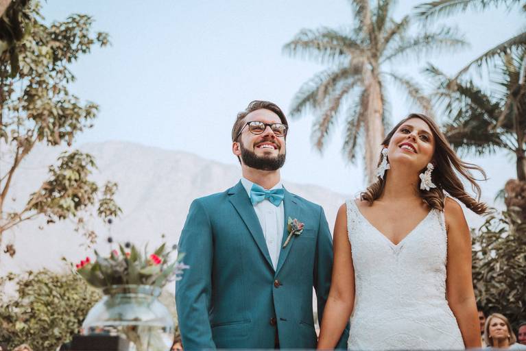 boda al aire libre novios felices dando el si fotografa de momentos inolvidables  amor palmeras alejandra ramos fotografia