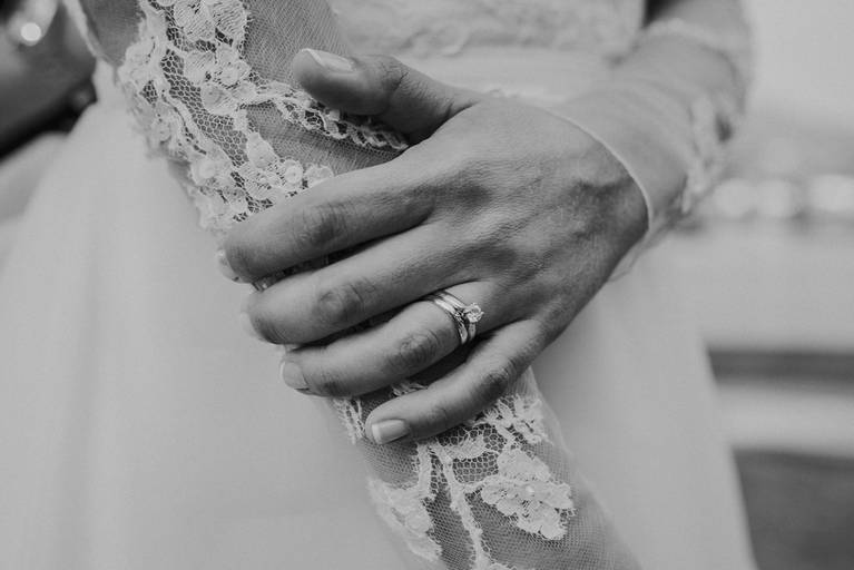 detalle de mano de la novia con anillo aro blanco y negro sesion de novios previa a la boda fotografa de momentos unicos inolvidables