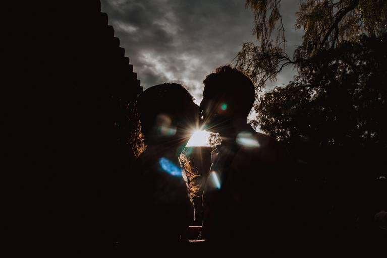 sesion de novios beso contraluz silueta atardecer fotografa de bodas novias argentina peru momento unico