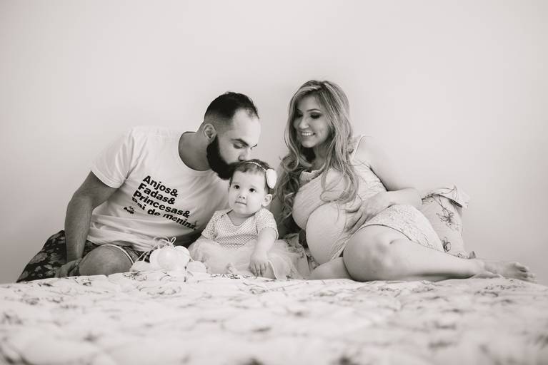 ensaio gestante em casa estilo lifestyle no quarto do casal em cima da cama junto da irmã mais velha