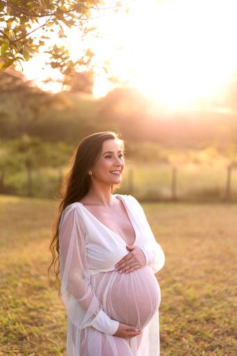 Ana Paula Gava nutricionista gestante, esperando o bebê Dom.  fotos extrerna de gestante no por do sol